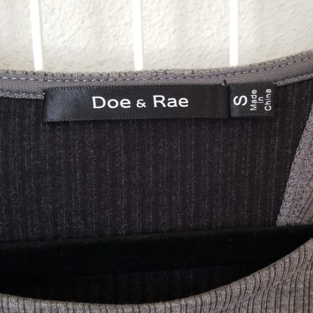 Doe & Rae Split Back Blouse. - Picture 2 of 3